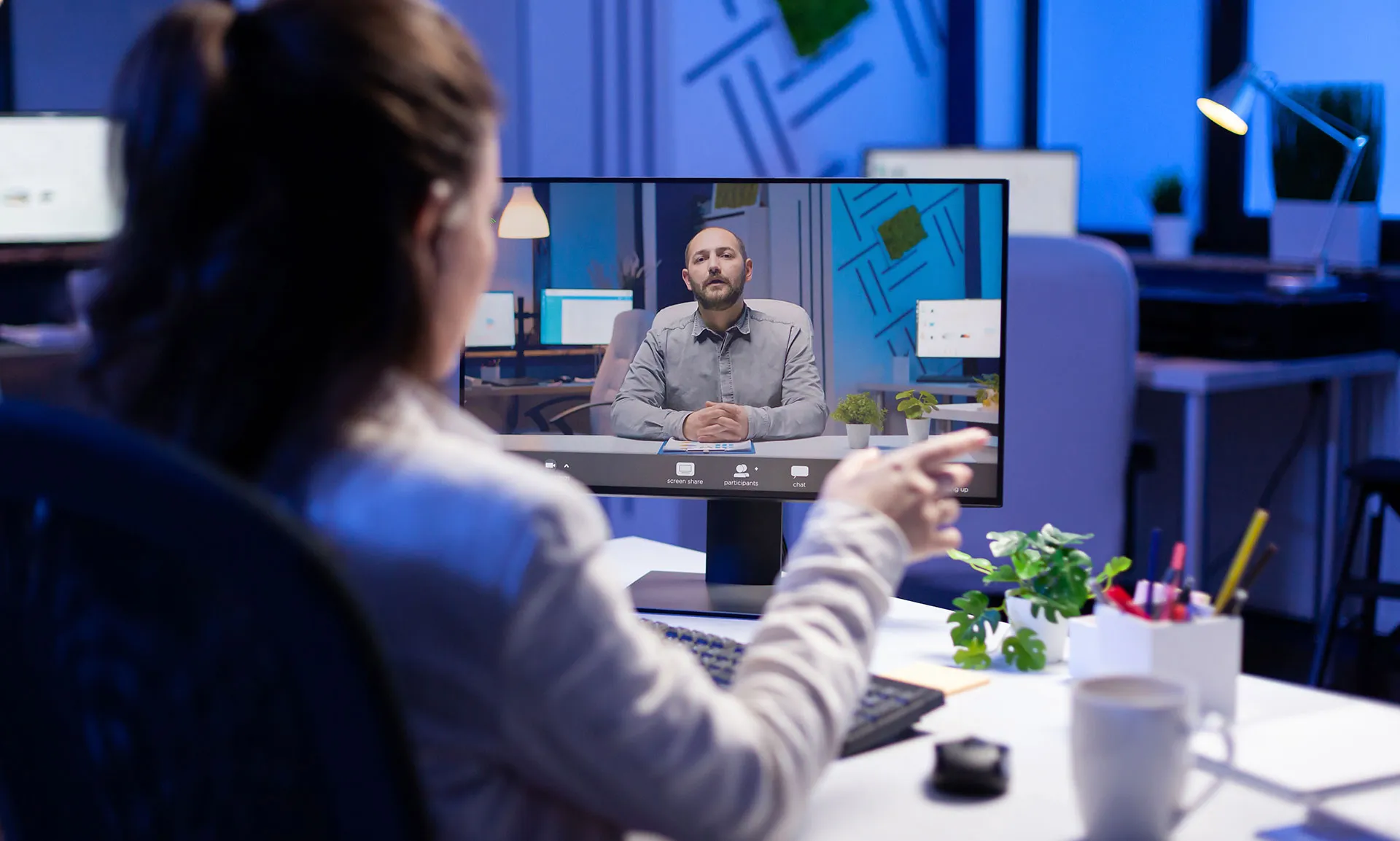 Una persona en una video conferencia